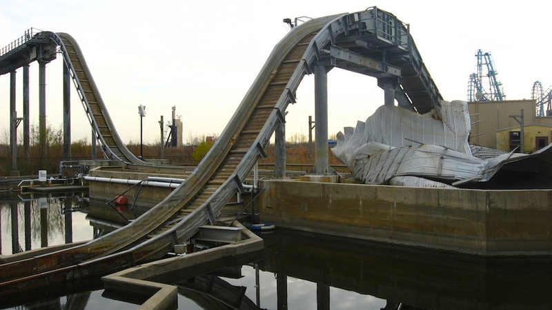 Illustration for article titled The Crumbling Chaos of Abandoned Amusement Parks
